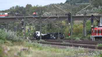 Fahrer offenbar berauscht: LKW stürzt von Brücke auf Bahngleise