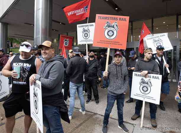 Rail stoppage: Montreal commuters eye alternatives as trains halted for second day