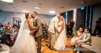 Moeder en dochter trouwen gelijktijdig in Arnhem: ‘Hadden Hart van Nederland kunnen benaderen, maar dat is niks voor ons’