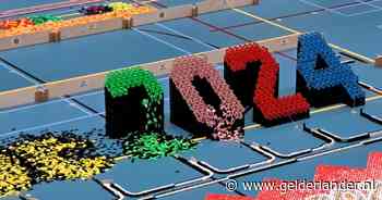 En daar was dan - na twee wéken bouwen - de grote Fall Down. En? Zijn álle 900.000 dominosteentjes omgevallen?