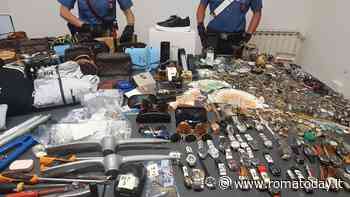 Il tesoro dei latinos: orologi, gioielli, playstation e vestiti rubati nel covo della banda a Roma sud