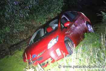 Auto te water in De Kwakel