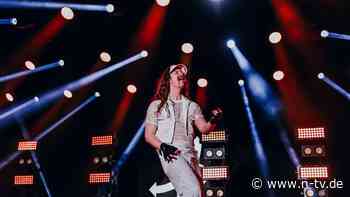 Glückwünsche von "Guitarantula": Kanadier gewinnt finnische Luftgitarren-WM