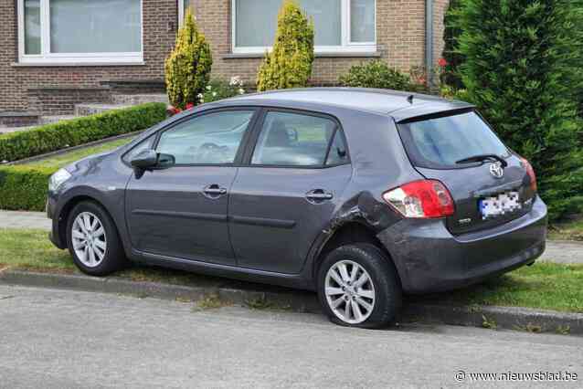 Bejaarde bestuurder knalt op geparkeerde wagen en belandt op zijkant