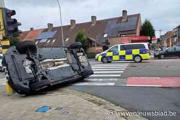 Auto belandt op zijkant na ongeval op kruispunt, bestuurder lichtgewond