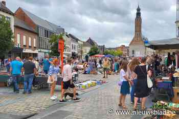Brocantemarkt brengt veel snuisteraars op de been
