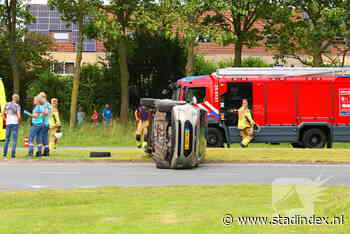 Auto belandt op de kant op de Houtribdreef