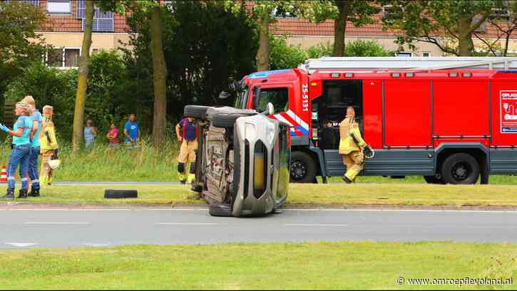 Lelystad - Auto belandt op de kant op de Houtribdreef