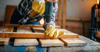 Het is makkelijk schroeven en boren met deze accuboormachine, zowel in hout als in metaal