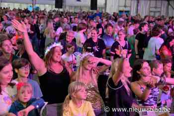 Regen maakt Schoten Zingt-koor nog groter en luider: ook veel politieke koortjes te vinden in de massa