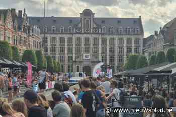 Eerste Polsstokgala  op Oude Markt in drie jaar laat terrasjes meteen weer vollopen