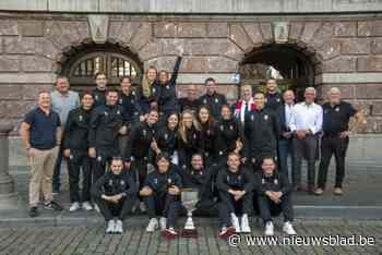 Korfbalteam van Groen-Wit Borgerhout in de bloemetjes gezet op het stadhuis