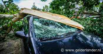 Brandweer draait overuren door noodweer, 50 automobilisten schuilen in touringcar op dichte snelweg