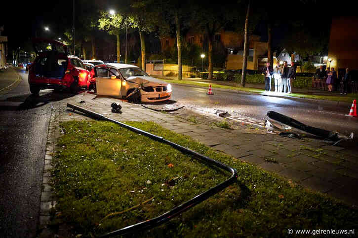 Twee gewonden na botsing tegen lantaarnpaal en geparkeerde auto’s