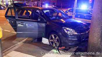 Unfall in der Innenstadt: E-Scooter-Fahrer wird über Motorhaube geschleudert