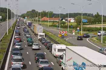 Bestuurder overleden na aanrijding met stilstaande truck op E40