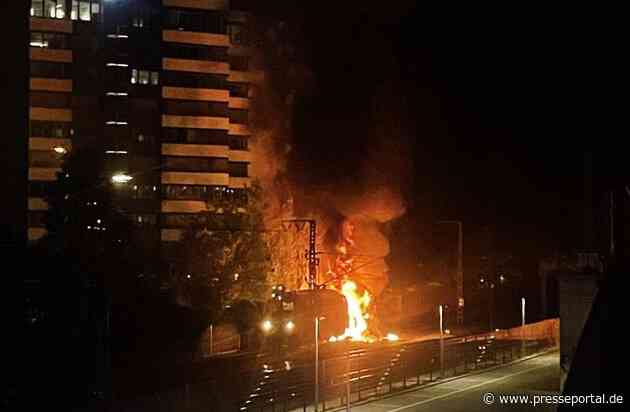 Bundespolizeidirektion München: Brand an Bauzug / Sehr hoher Sachschaden