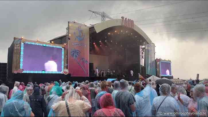 Flevoland - Festival wordt gezandstraald en bomen waaien om, maar niemand raakt gewond tijdens onweer