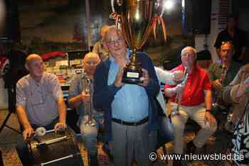 Verrassingsfeest voor Noel (88), die al 60 jaar volkscafé uitbaat: “Ik doe verder zo lang ik gezond ben”