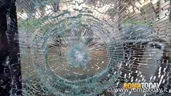 Roma, sassi contro i bus: due vetture