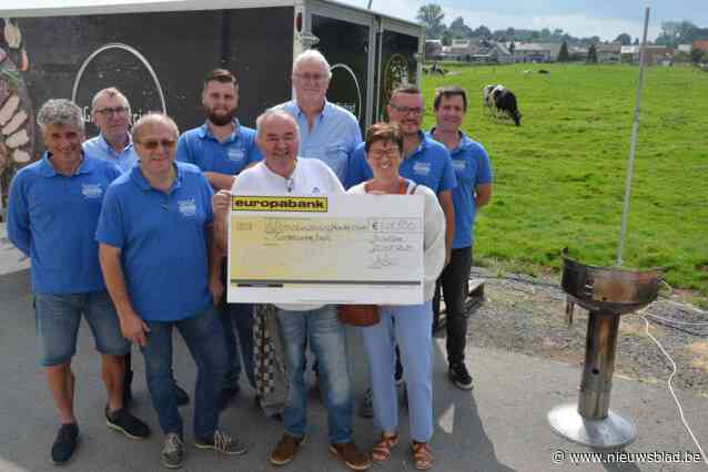 Geutelingencomité schenkt cheque aan goede doel