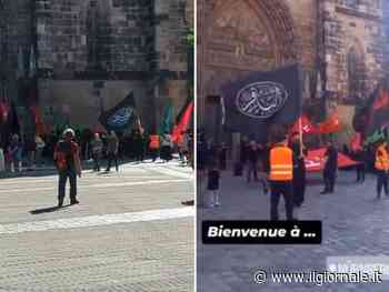 Bandiere e preghiere fuori dalla cattedrale: la provocazione islamica dopo l'attentato in Germania