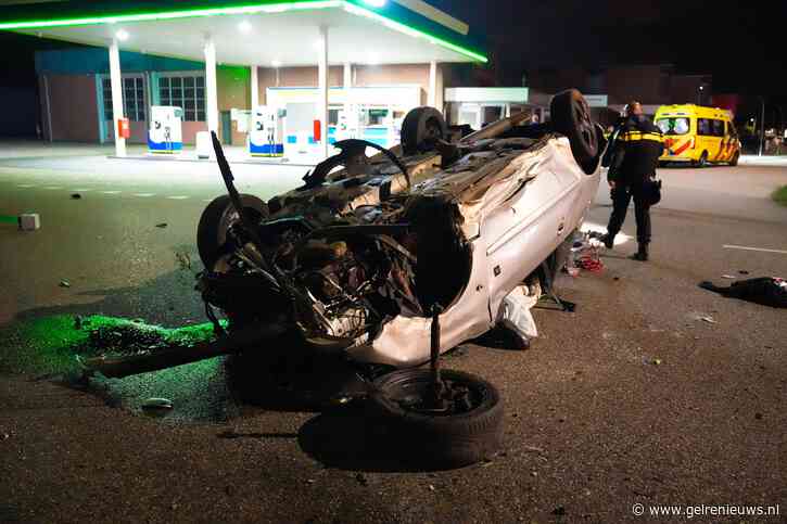 UPDATE: Flinke ravage nadat auto over de kop slaat: tweetal (18 en 19 jaar) naar het ziekenhuis