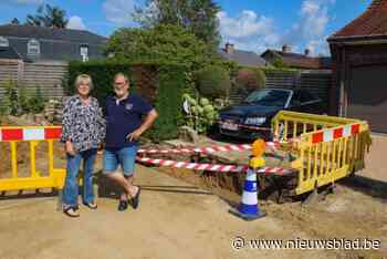 Grondverzakking in straat van Marie-Christine en Niklaas na zoveelste waterlek: “We hebben zelfs bidons water klaarstaan voor als we weer zonder zitten”
