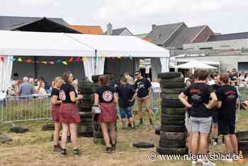 Veel volk op Spel Zonder Grenzen tijdens kermis in Wouwou