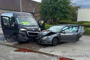 Bestelwagen botst op personenwagen