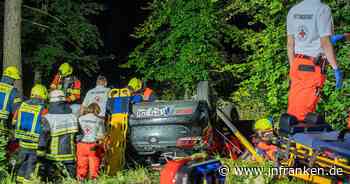 Unfall bei Wattendorf: Auto überschlägt sich - Fahrer (20) und Beifahrer schwer verletzt