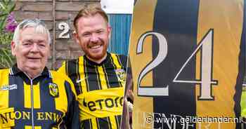 Vitesse verrast fan Leen (69) met shirt als eerbetoon aan zijn overleden zoon