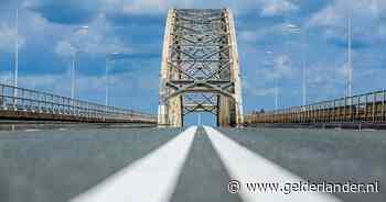 Selfies maken en steppen op een lege Waalbrug, met de geur van vers asfalt