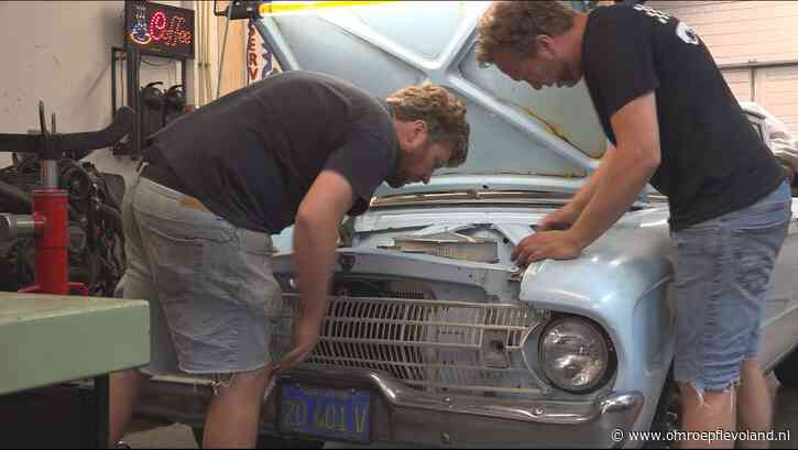 Lelystad - Asiel voor oude auto's trekt liefhebbers uit heel Nederland naar Lelystad