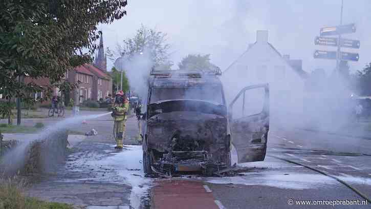 Brand verwoest bestelbus, jonge geitjes in aanhanger op tijd gered