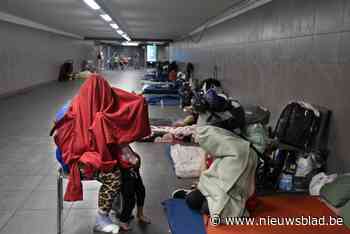 Grote Romafamilie strijkt neer in voetgangerstunnel van metrostation Madou: “We proberen hier zo goed als het kan te overleven”