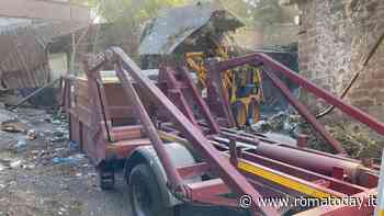 Ex borghetto degli artigiani, rimossi rifiuti e verde infestante: "Ora le demolizioni"