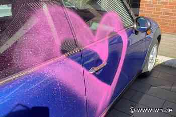 Sechs Autos mit pinken Herzen besprüht