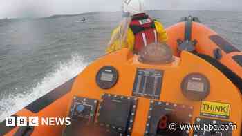Stranded paddleboarder rescued 3km from shore