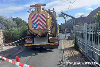 Vrachtwagen ruimdienst breekt elektriciteitspaal af
