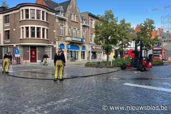 Heftruck verliest olie op de Grote Markt: Brandweer moet uren schoonmaken