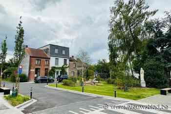 Meer groen en speelplezier op heraangelegd plein aan de gemeenteschool