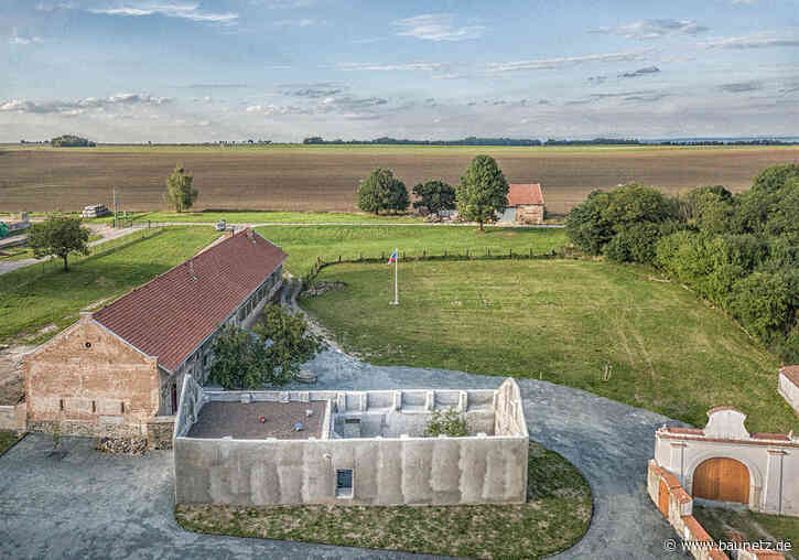 Denkmal für den tschechischen Widerstand 
 - Transformation eines Gehöfts bei Prag von IXA
