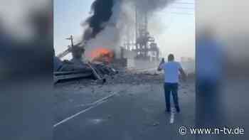 Feuer im Turbinenraum: Russischer Luftangriff setzt Kiews Wasserkraftwerk in Brand