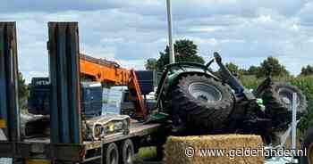 Tractor met aanhanger ramt verkeersbord en walst bushokje plat