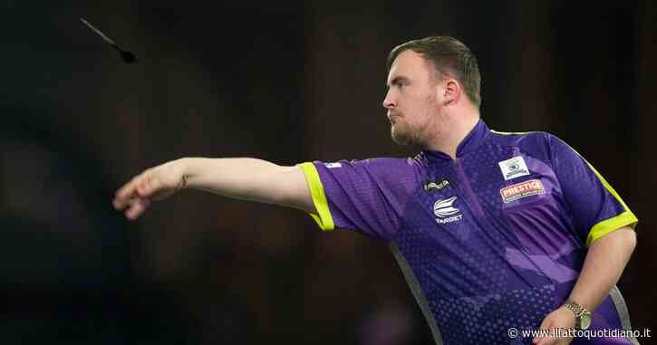 Il campione di freccette Luke Littler sconfitto da un bambino di 8 anni scelto tra la folla