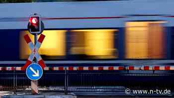 Mit dem Handy gespielt: Bewährungsstrafe nach tödlichem Unfall an Bahnübergang