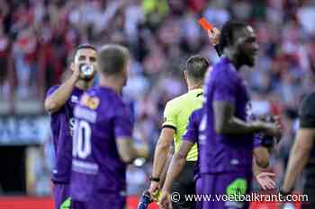 Beerschot-trainer Dirk Kuyt was woedend en we kunnen hem begrijpen: 'Een vertraagd beeld is een vertekend beeld'