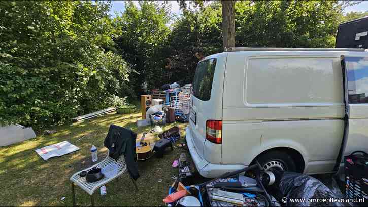 Lelystad - Man kampeert na huisuitzetting in park, buren blij dat hij huurwoning uit is