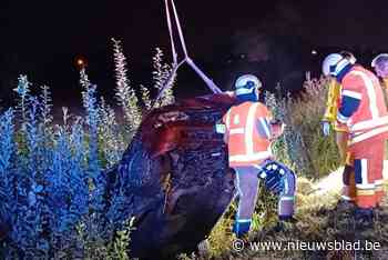 Cabrio belandt in gracht, brandweer vindt bestuurder ernstig gewond naast auto